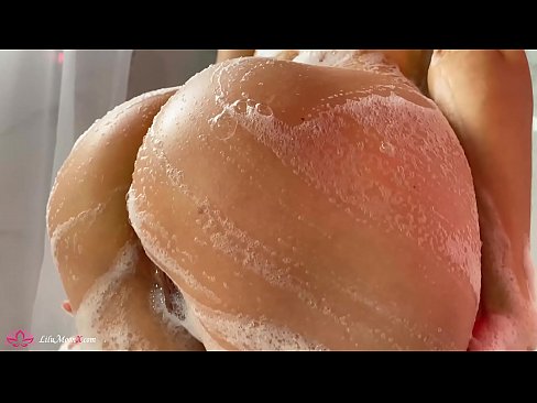 ❤️ Brunette o ipholla litho tsa botona kapa botšehali ho li khotsofatsa Pussy e nang le Vibrator ho ea ho Intense Orgasm in Shower ❌❤
